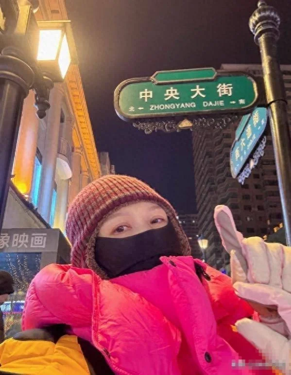 蔡少芬一家现身哈尔滨！怕冷穿两件羽绒服，小儿子躺在雪地超开心