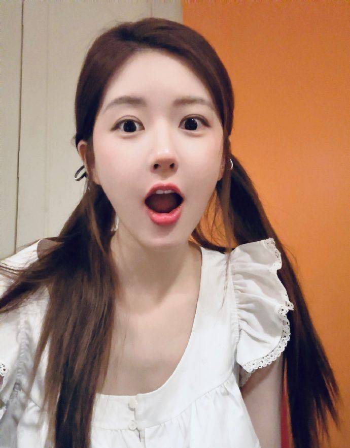 原创            太过分！赵露思生图曝光，台媒攻击其肉饼脸真面目秒变大妈被吐槽