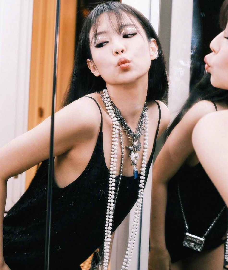 Jennie晒Afterparty随拍 穿黑色吊带对镜嘟嘴性感
