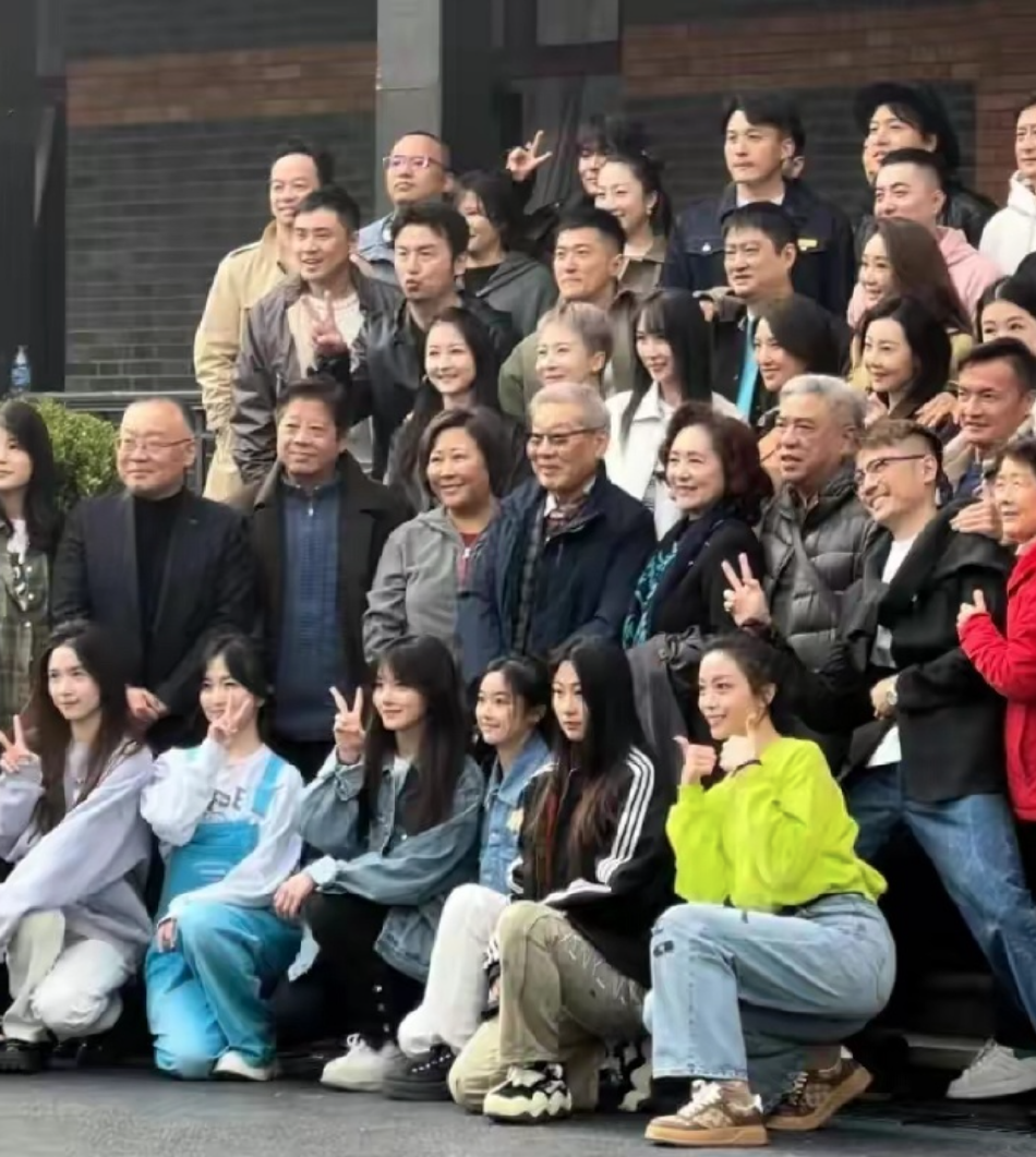 雷佳音和老婆参加上戏校友会 二人跟一众同学拍合影留念