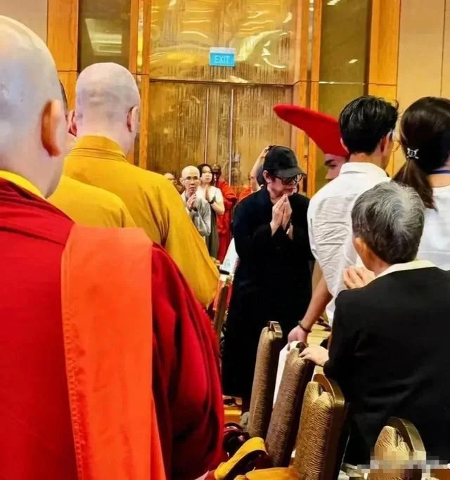 61岁李连杰现身新加坡法会 双手合十态度虔诚