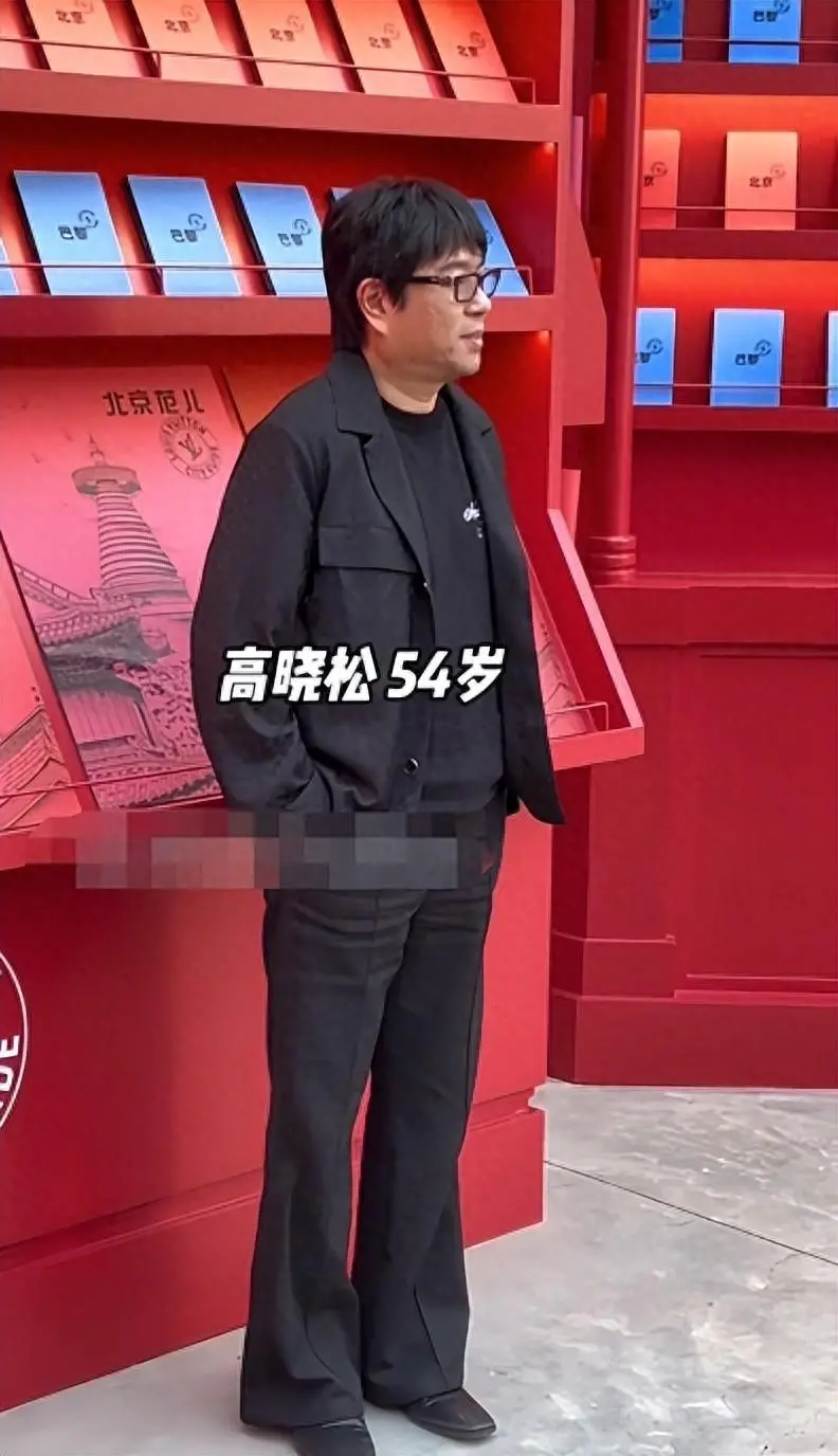 54岁高晓松近照曝光：身形暴瘦、满脸痘印，长发变短发被嘲像大妈