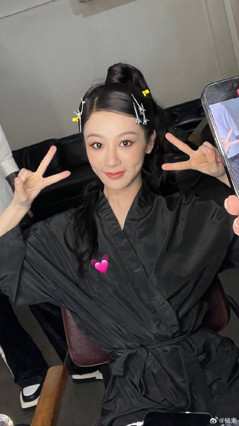 杨紫晒黑色露背裙造型美照 化美拉德小烟熏妆酷美性感