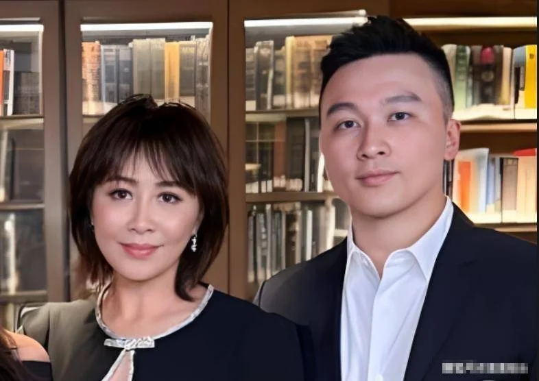 刘嘉玲28岁侄子露面，西装笔挺很气派，已成为职场中的精英