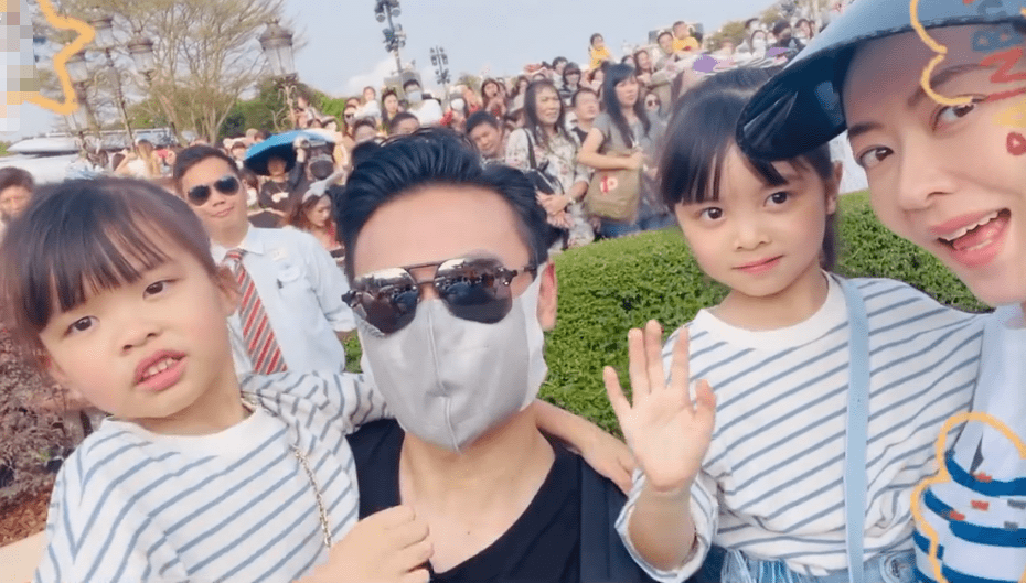 熊黛林一家现身迪士尼 双胞胎女儿牵手同行太温馨