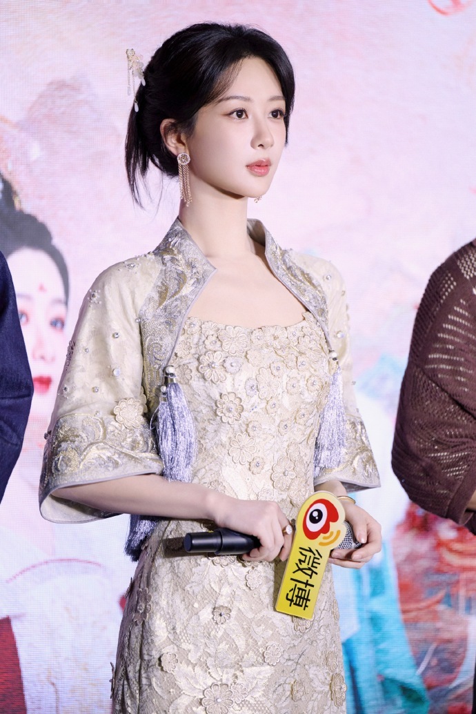 杨紫盛装出席《长相思2》发布会 两套高定礼服尽显优雅