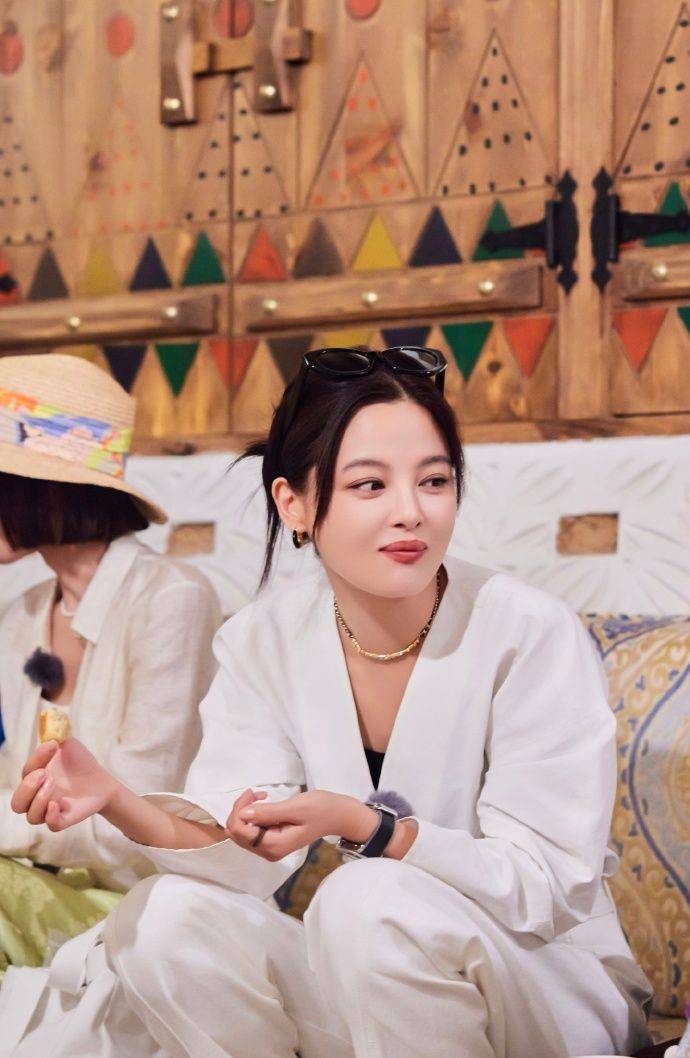 原创            辛芷蕾在《花少》传播容貌焦虑，对自己评头论足，眼神充满厌恶