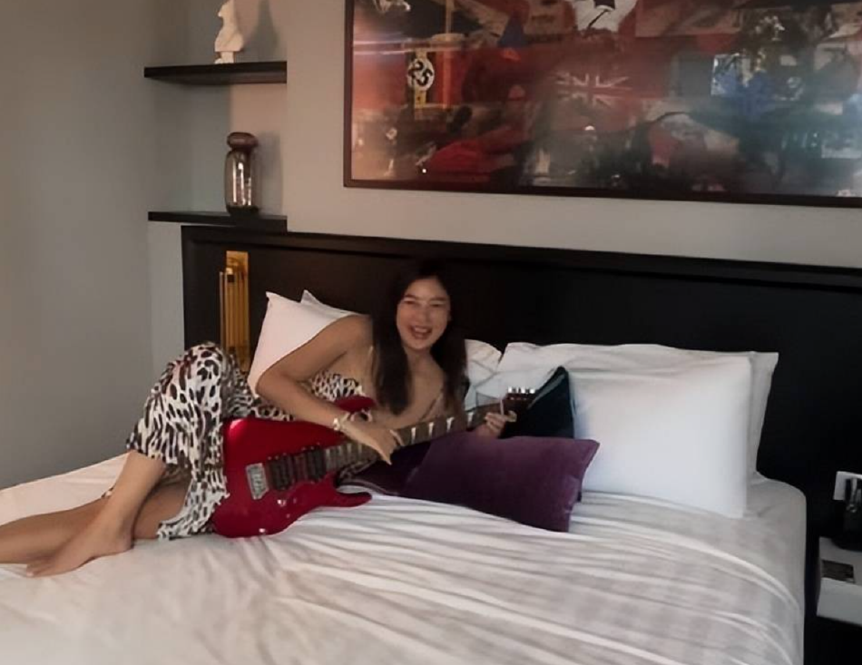 乐基儿承认离婚后状态好 穿吊带裙弹吉他好欢乐
