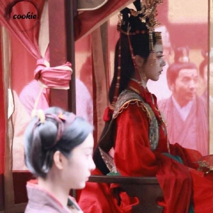 赵今麦新剧坐婚轿路透释出 发饰精致高贵侧颜绝美