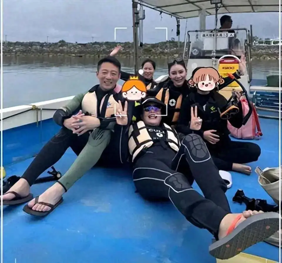 大S会吃醋吗？汪小菲晒全家福，小梅牵着玥儿的手灿笑