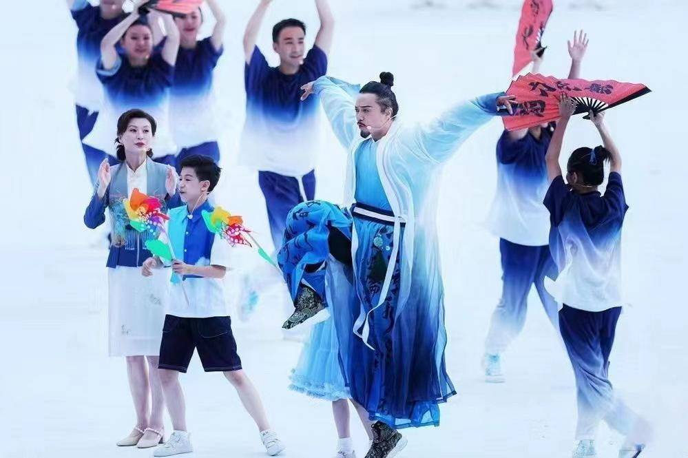 谢黎明携手董凡 为大运会开幕式暖场