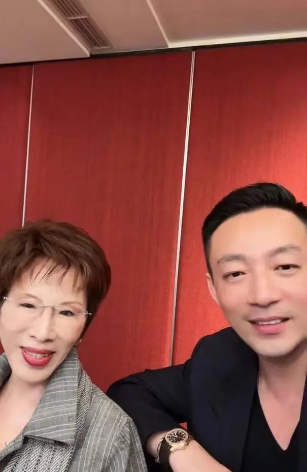 汪小菲与新女友小梅共赴洪秀柱晚宴，获亲切称呼“儿媳妇”，人脉圈引瞩目