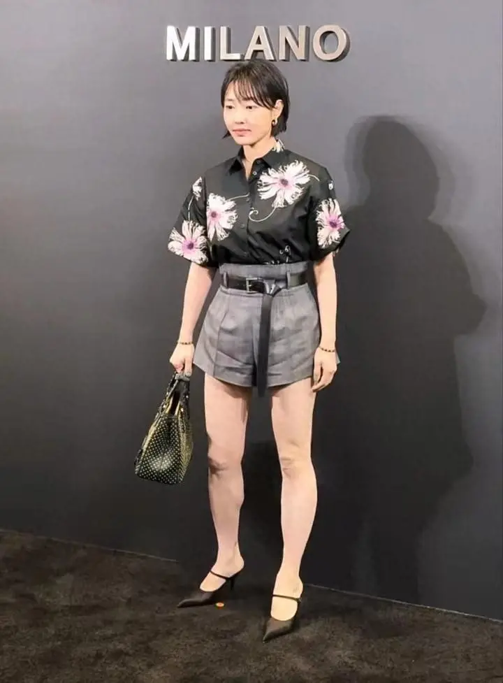 白百何性感复出，一双豆腐腿嫩滑白皙，一指禅早已成为往事