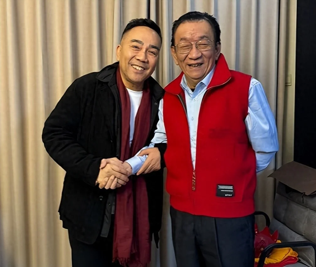 侯耀华、杨议上演世纪大和解，两次深情拥抱，还同吃一条鳎目鱼