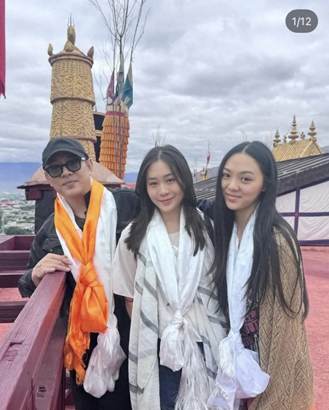 李连杰61岁近况，小女儿晒出父女仨合照，一家人进藏修行