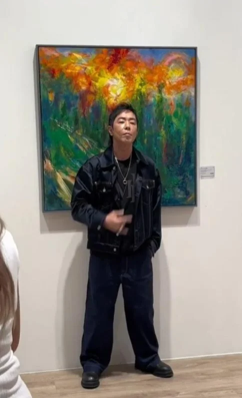 60岁黄贯中首开画展，52岁朱茵携12岁女儿露面，何超仪拄拐捧场