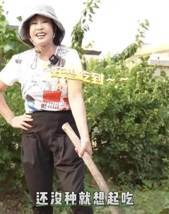 刘晓庆开荒种地脸没化妆也没修图，她终于像个真实老奶奶，开怀大笑反倒自然！