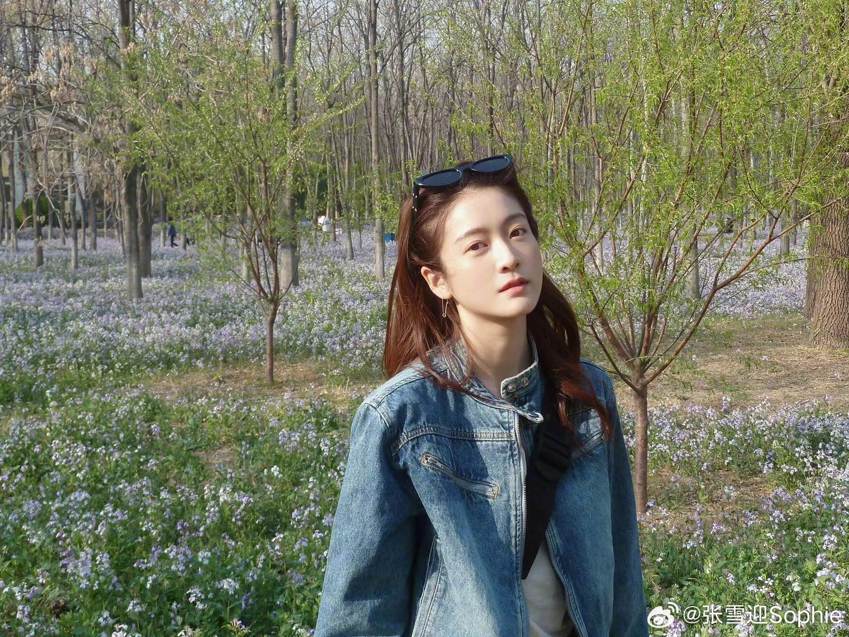 张雪迎晒踏春赏花美照 牛仔套装酷飒甜美