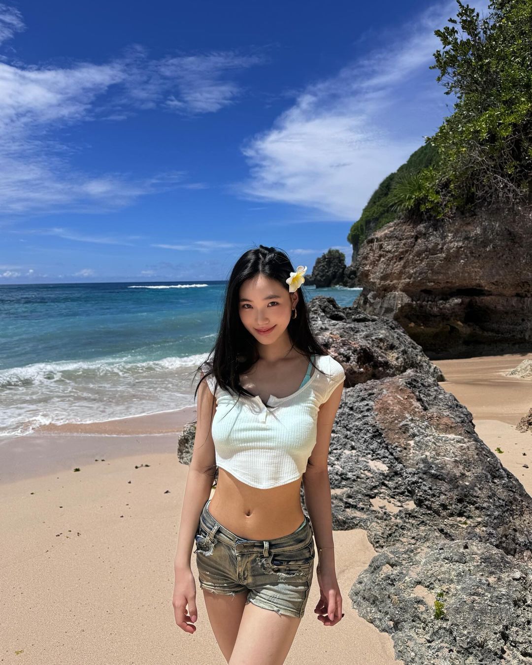 小S二女儿Lily晒海滩旅游照 尽显曼妙身姿