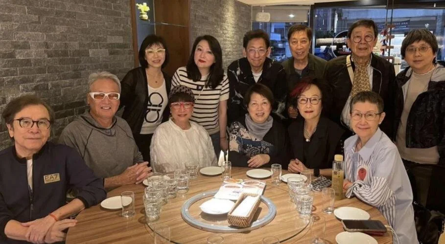 74岁秦祥林近况曝光，满头白发精神熠熠，依然还是帅哥