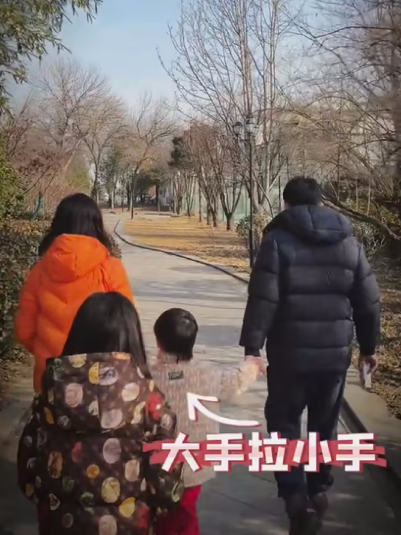黄磊一家五口牵手遛弯好温馨 多妈孙莉对镜自拍状态好