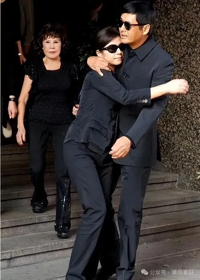 葬礼上，周润发一把抱住这个刚成为寡妇的女人，原来40年的情谊至今未断