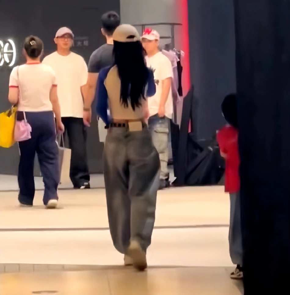 Baby带6岁儿子出街玩 孩子蹦蹦跳跳身高快到妈妈胸口