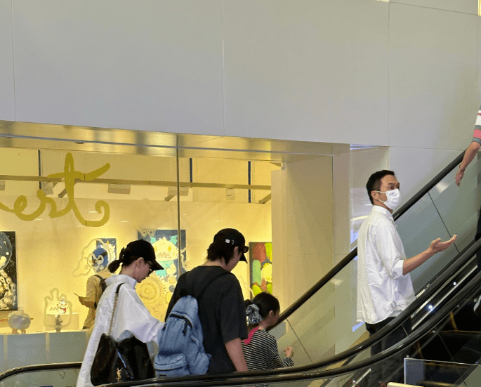 原创            张智霖李承铉两家聚会，打扮清爽似帅小伙，魔童身形高瘦帅如明星