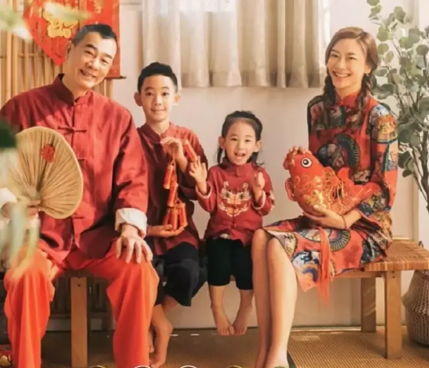 应采儿晒全家福：陈小春手拿蒲扇穿红袜，Jasper与hoho越发像父亲