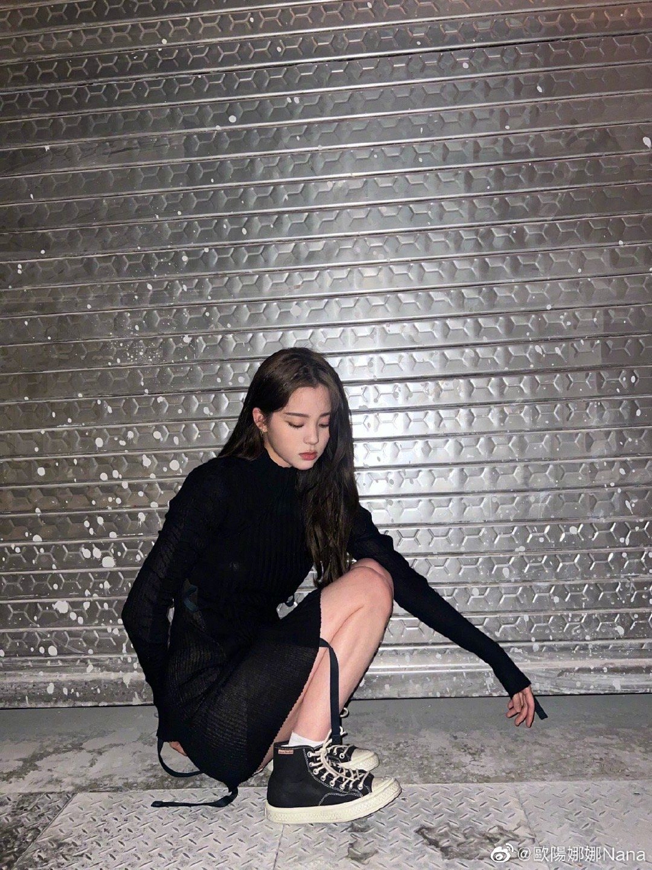 欧阳娜娜晒全黑私服随拍 小黑裙配球鞋变甜辣少女又酷又飒