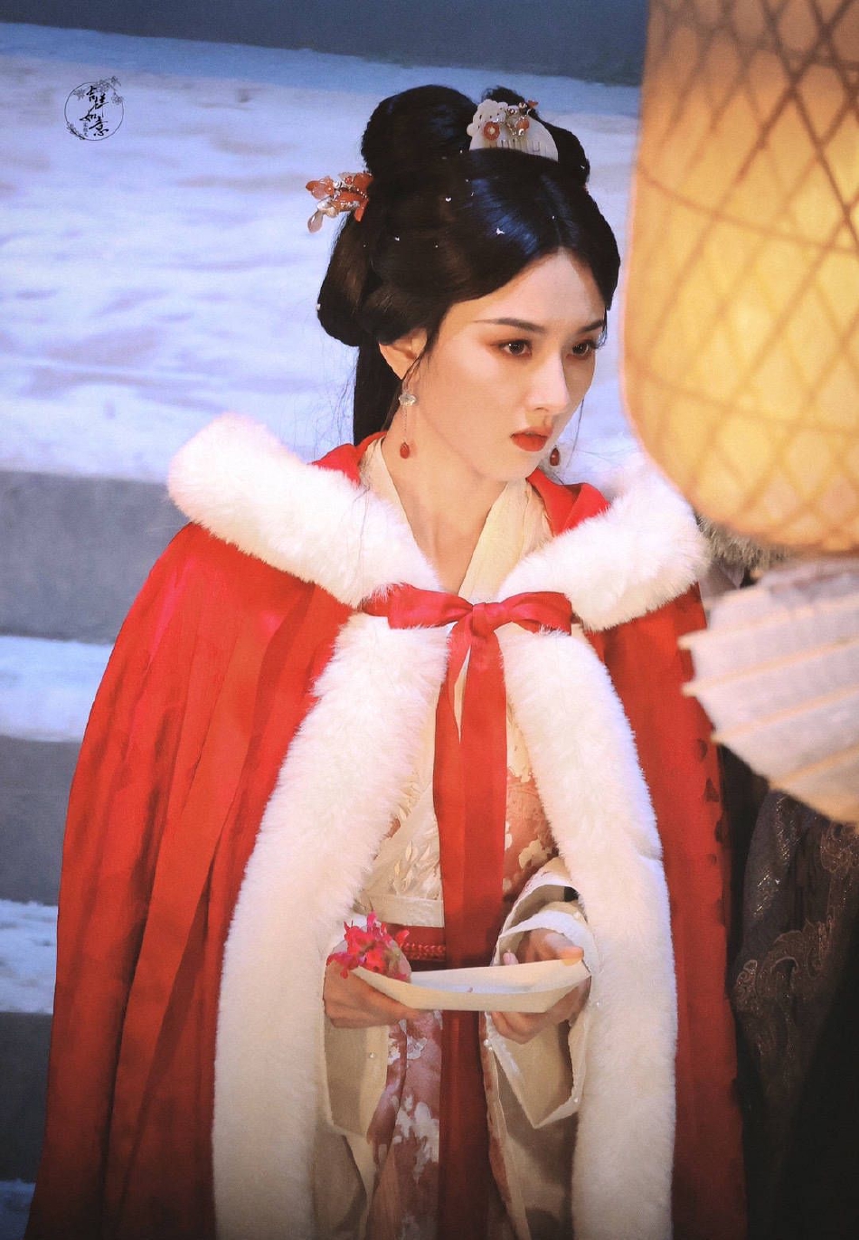 宋祖儿雪景中上演最美红颜 玉人桃花面美得生动细致