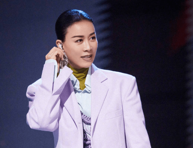 原创            ​那英紧急取消出演！卷入李玟风波遭甄妮点名批评，已沦为资本商
