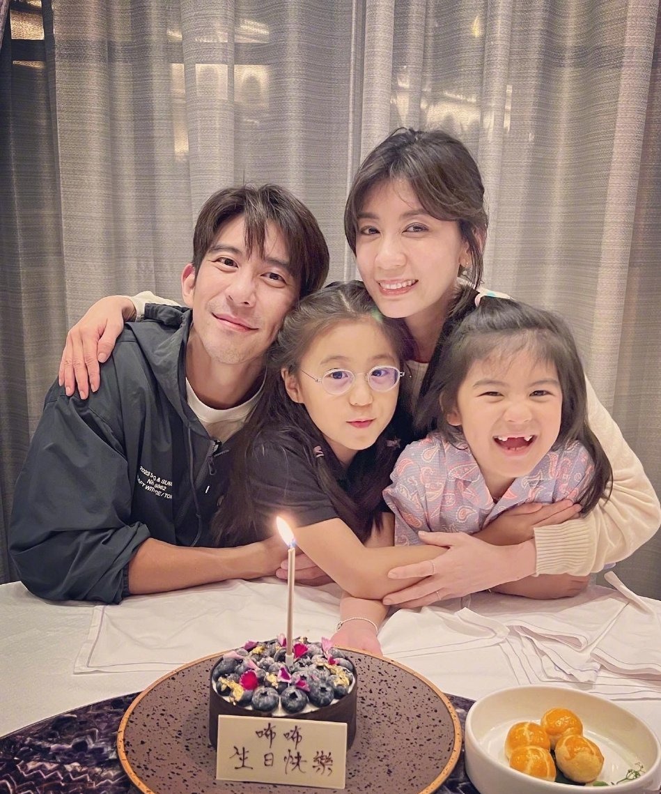 贾静雯一家四口庆祝二女儿8岁生日 咘咘姐妹亲密无间乖巧可爱