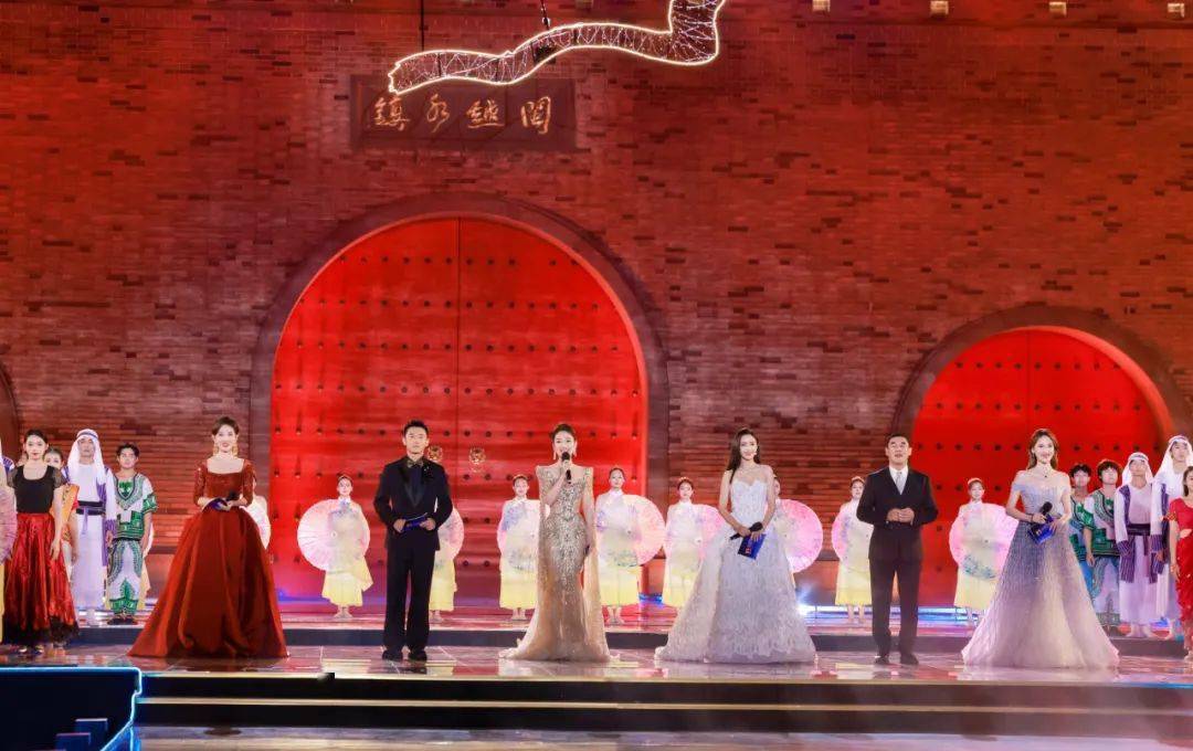 张艺谋获最佳导演，《白塔之光》成最大赢家！ 第十届丝绸之路国际电影节闭幕