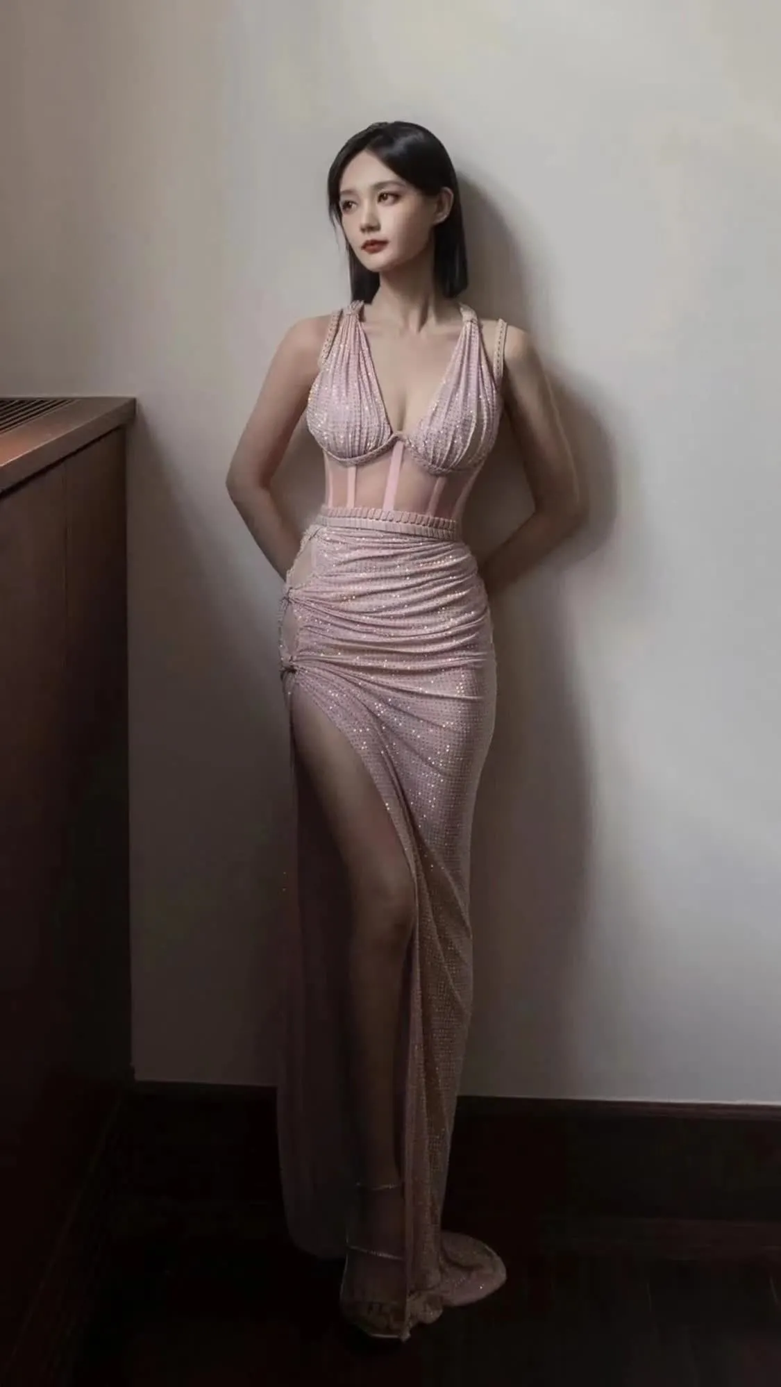 李一桐身材被低估了，挑战粉色低胸连衣裙秀凹凸曲线，确实很有料