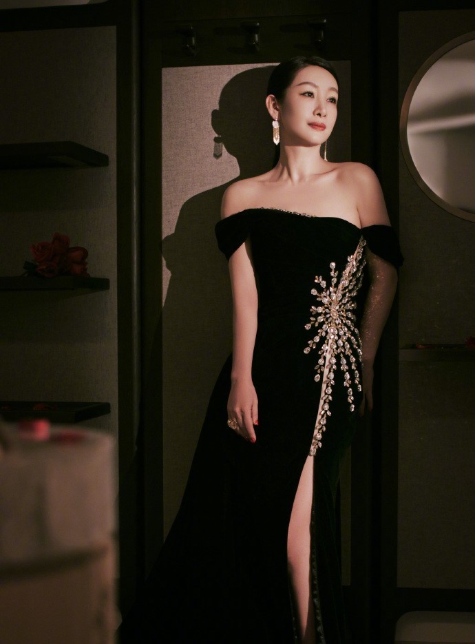 秦海璐上身齐肩礼服和吊带红裙 优雅贵气婀娜多姿