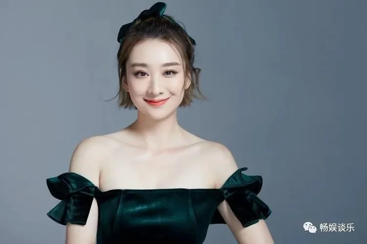 她曾是流量小花，却被亲爸为了后妈告自己！她的一生真的太凄惨