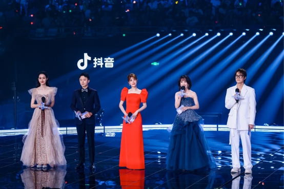 早安亮相北京卫视“抖音美好奇妙夜” 解锁歌手、主持双重身份