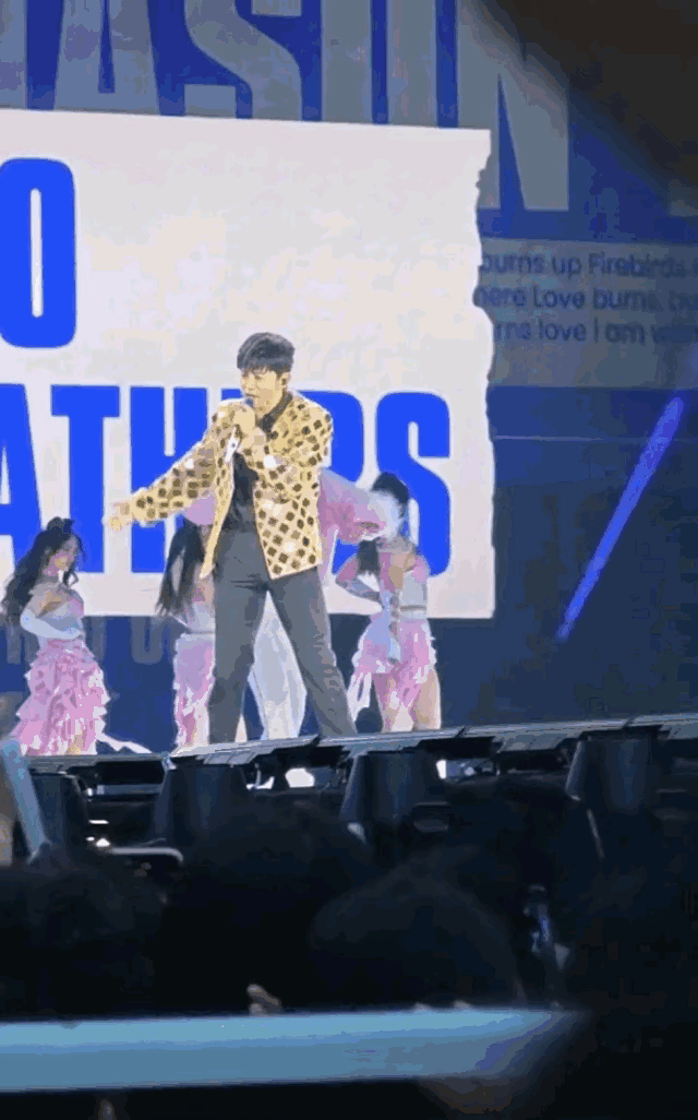 张杰演唱会裤子崩裂，用手遮挡破损部位，数万歌迷面前太尴尬