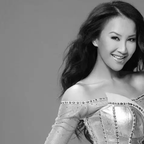 李玟二姐晒庆生照，与外国男性举止亲密疑再婚，老母亲终展露笑颜