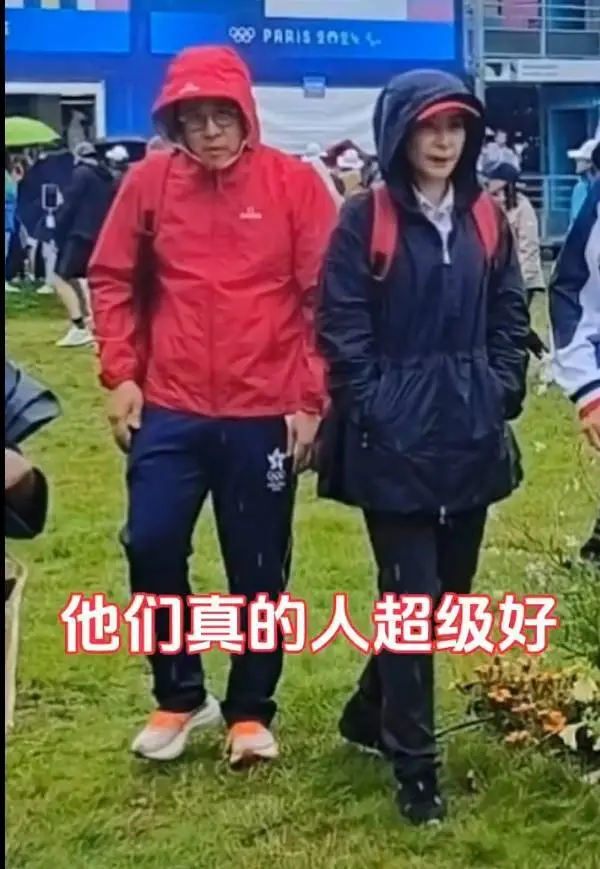 网友在巴黎偶遇郭晶晶霍启刚 夫妻俩穿雨衣闲聊超低调