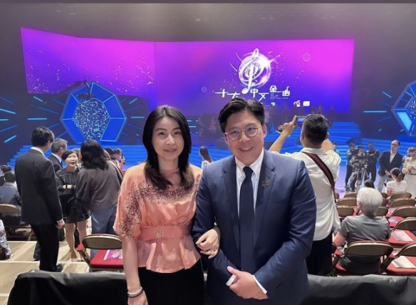 霍启刚夫妇现身颁奖音乐会 郭晶晶挽老公手臂恩爱甜蜜
