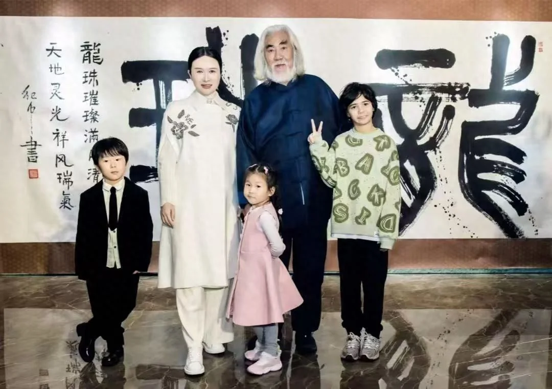 张敏一头长发现身张纪中女儿满月宴，小男友发胖，恩爱合影好幸福