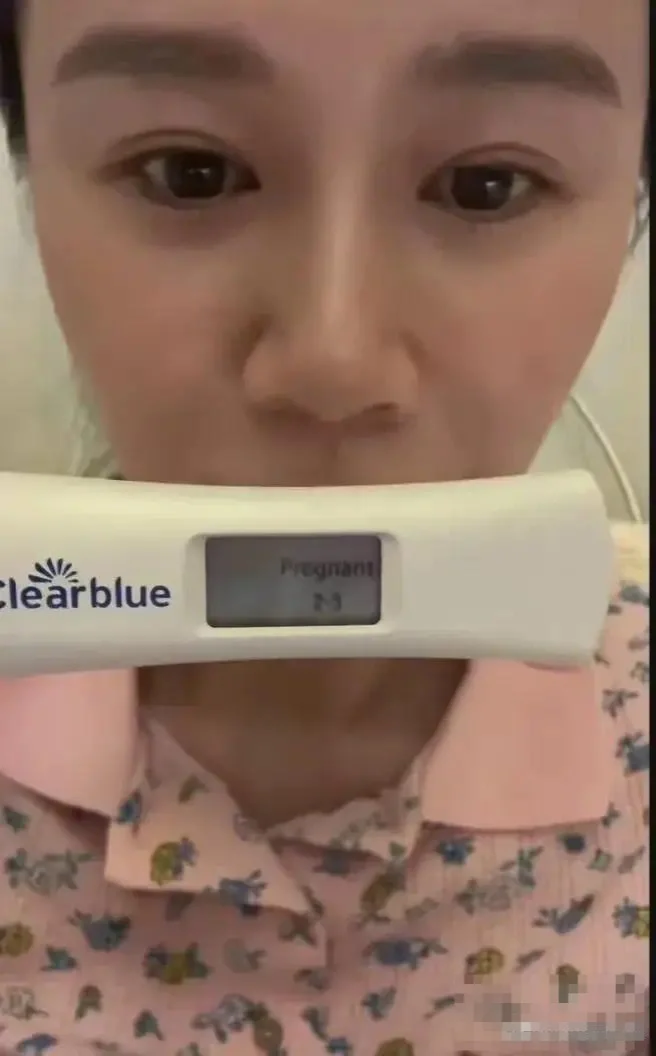43岁香港女星黄翠如高龄怀孕了，老公萧正楠喜极而泣