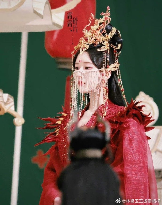 赵露思《神隐》红色婚服路透曝光 脸链造型美艳动人