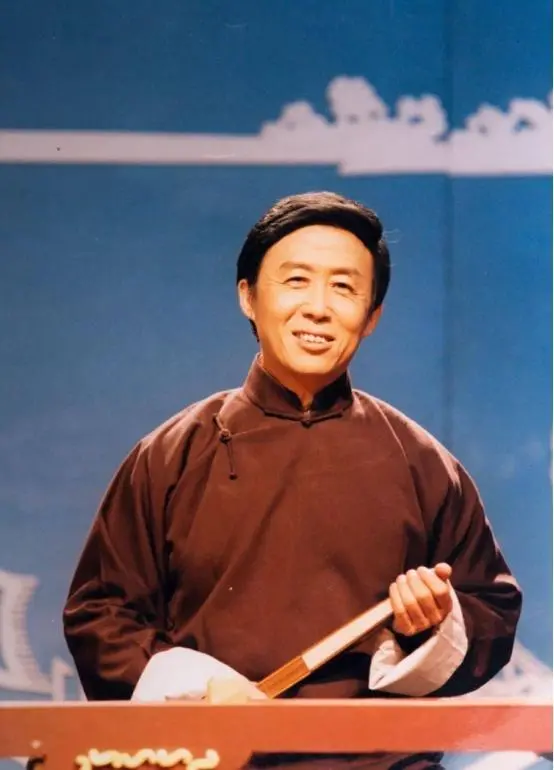 著名评书艺术家田连元：晚年丧子，如今靠轮椅出行，还在坚持工作