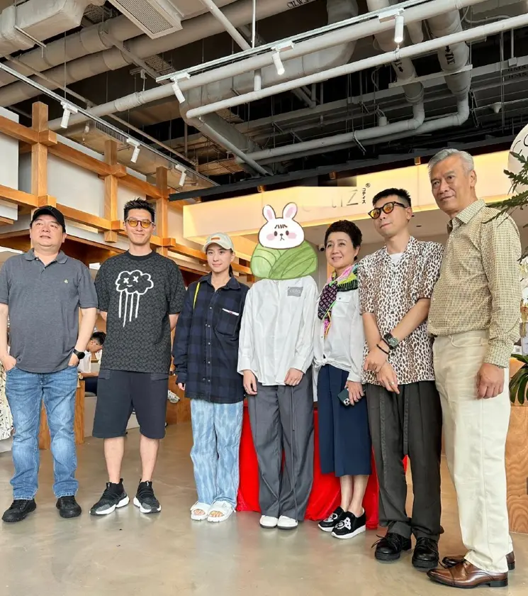 何超莲与梁安琪视察赌王产业，窦骁全程作陪，合影曝光相处融洽