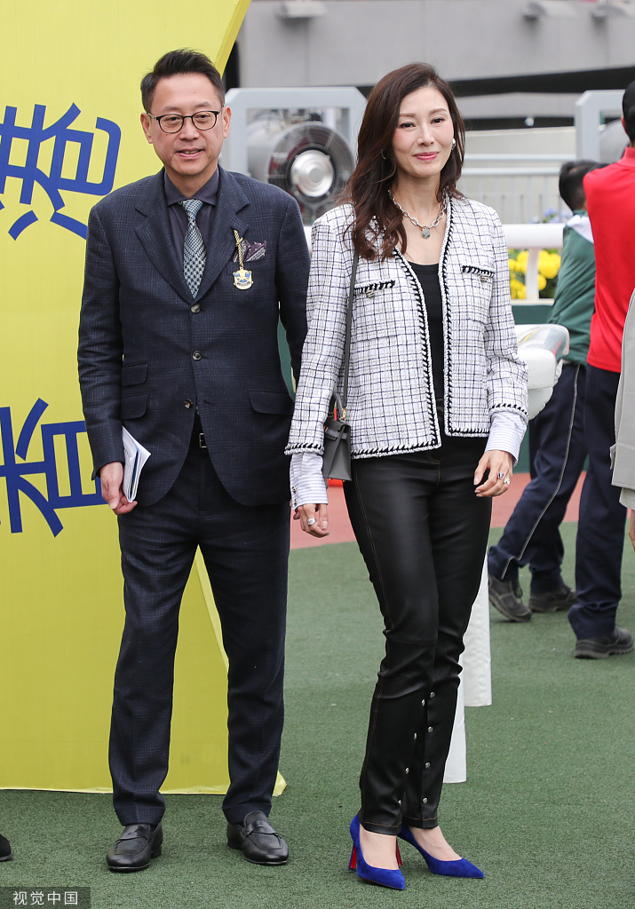 许晋亨李嘉欣夫妇现身香港沙田马场 双手紧扣十分甜蜜