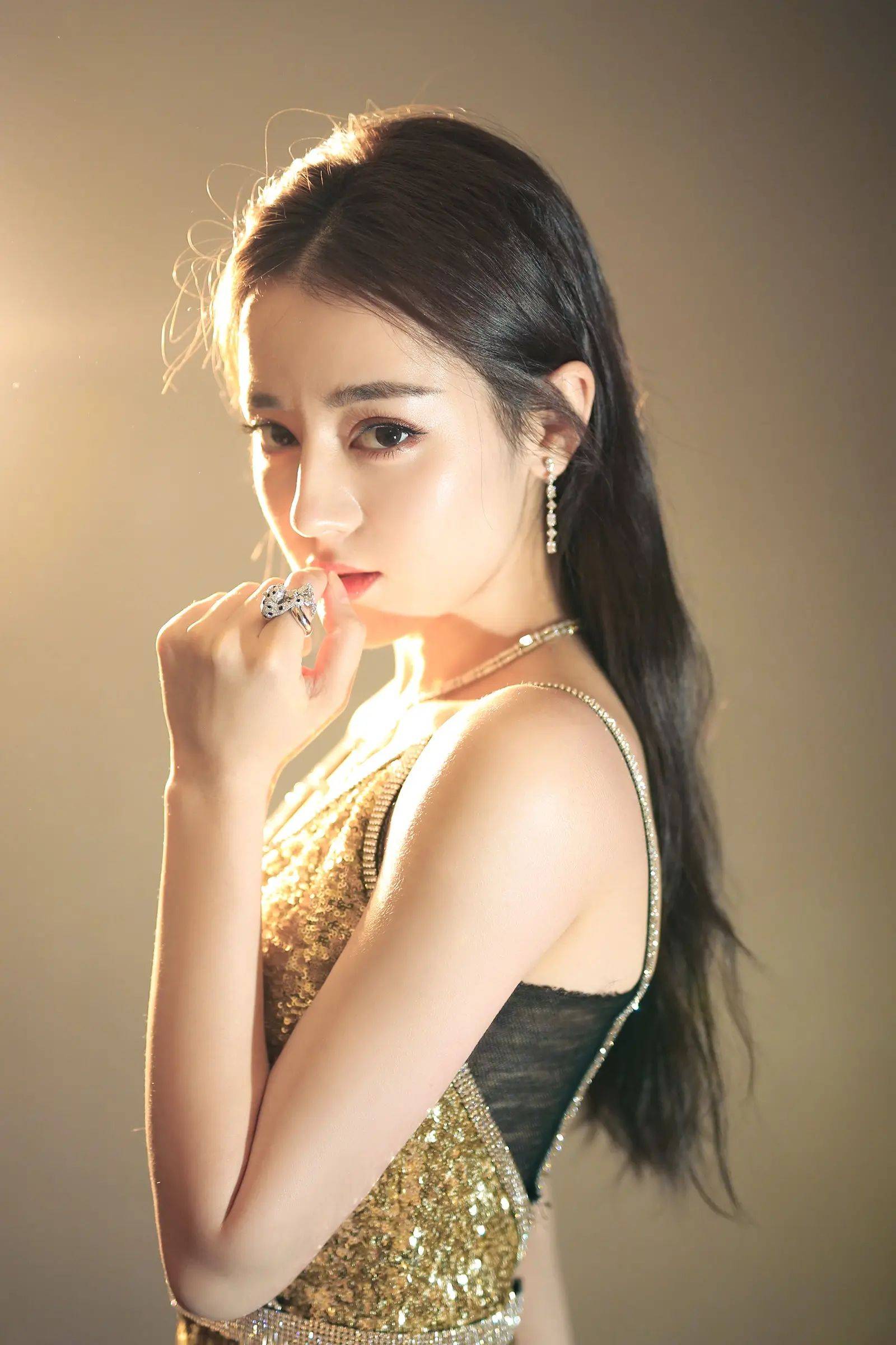 原创            娱记曝迪丽热巴被亲戚吸血，死缠烂打要她捧红表妹，还要物质补偿
