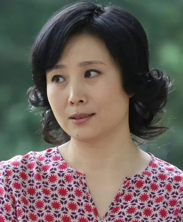 《红楼梦》鸳鸯扮演者郑铮告别仪式：鲜花蜡烛环绕，亲友相拥而泣，父亲白发人送黑发人